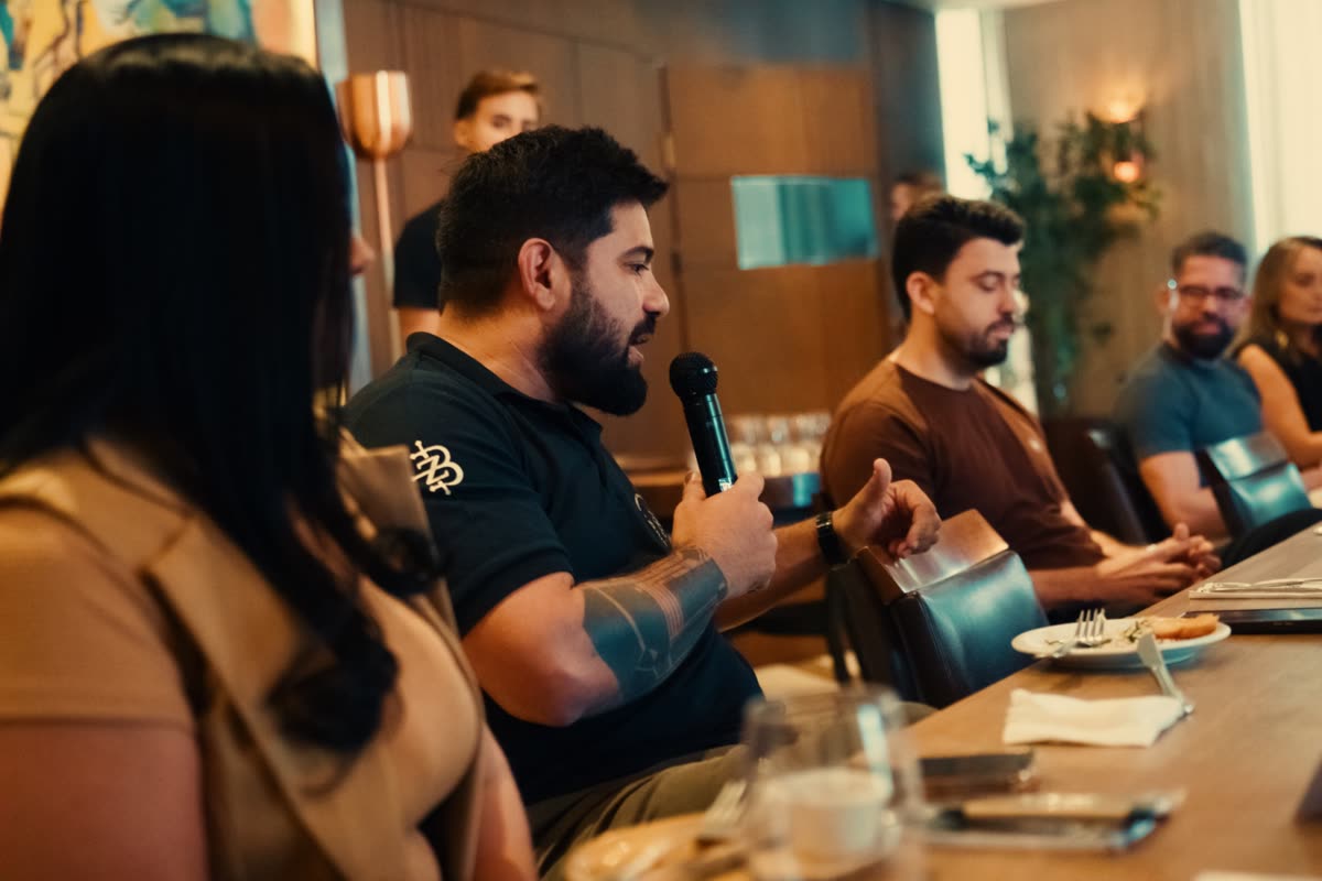 Participante falando para os demais empresários