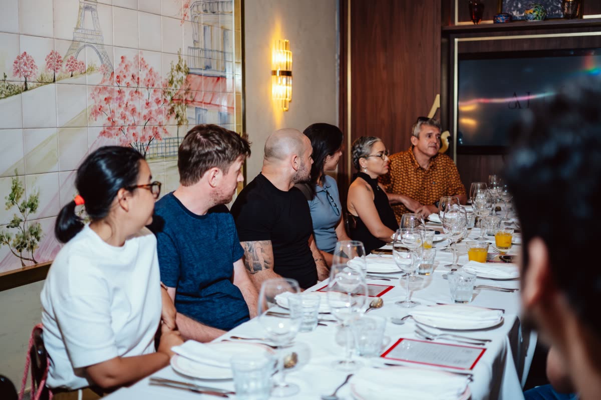 Grupo reunido em torno da mesa