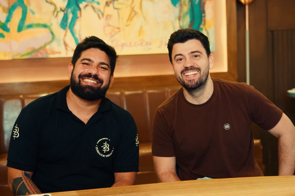 Dois empresários juntos no encontro