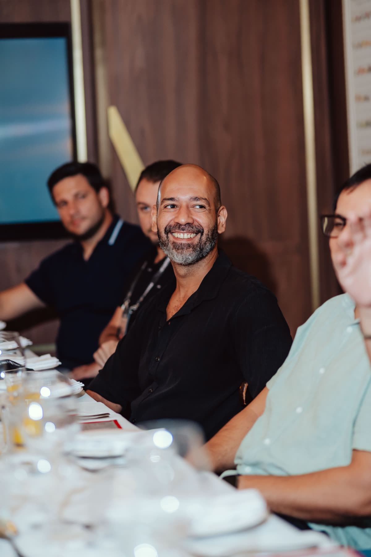 Participante sorrindo à mesa