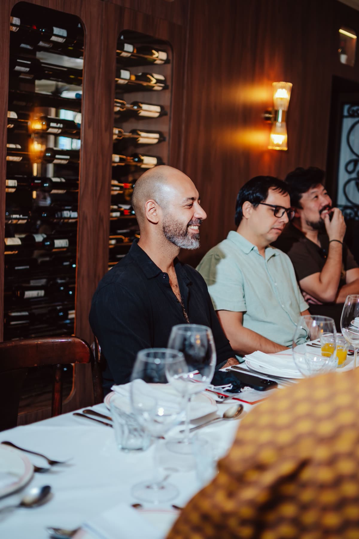 Convidados sorrindo durante o almoço