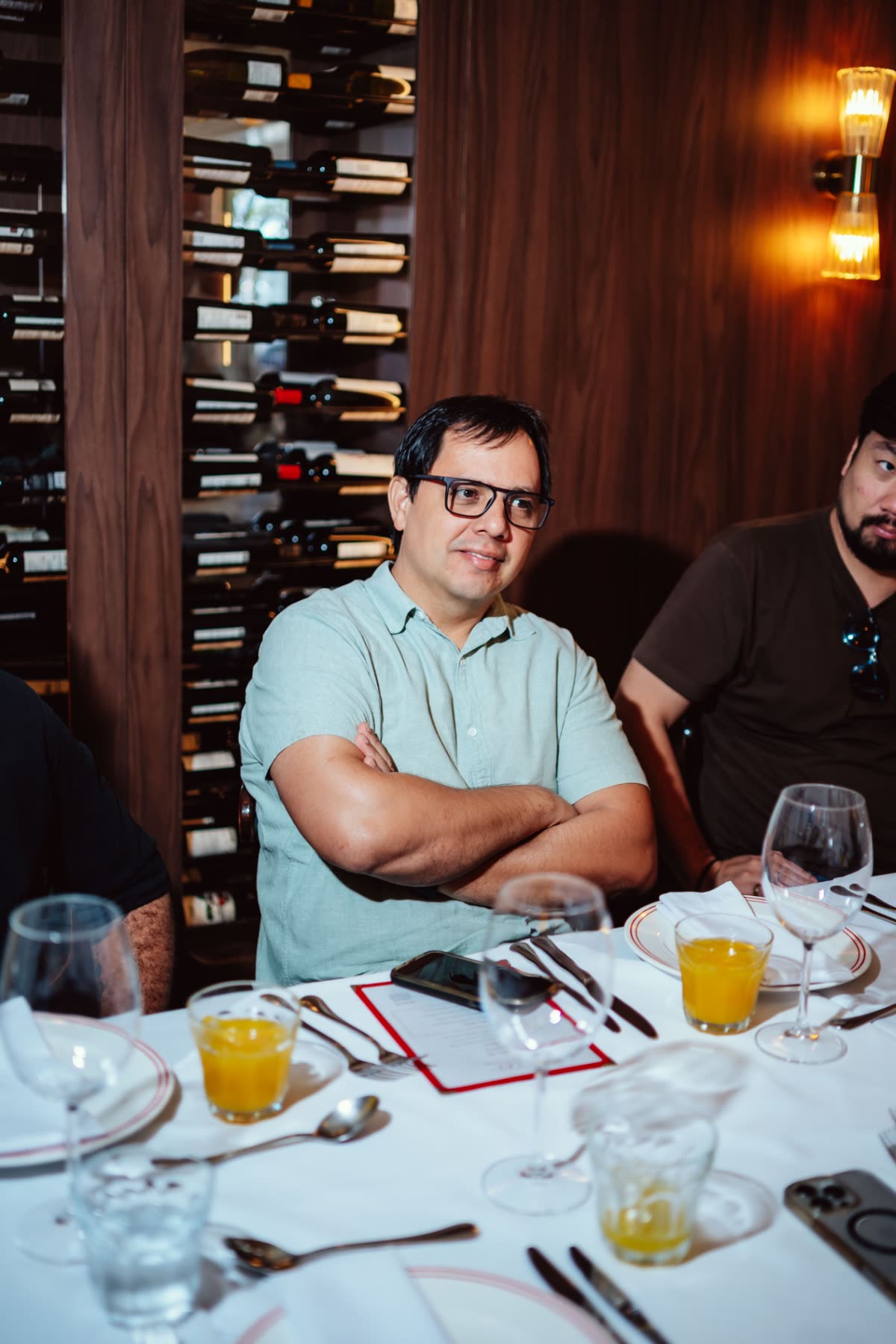 Empresário ouvindo a conversa da mesa