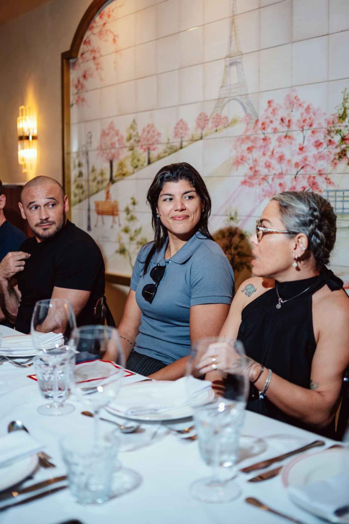 Participantes conversando na mesa
